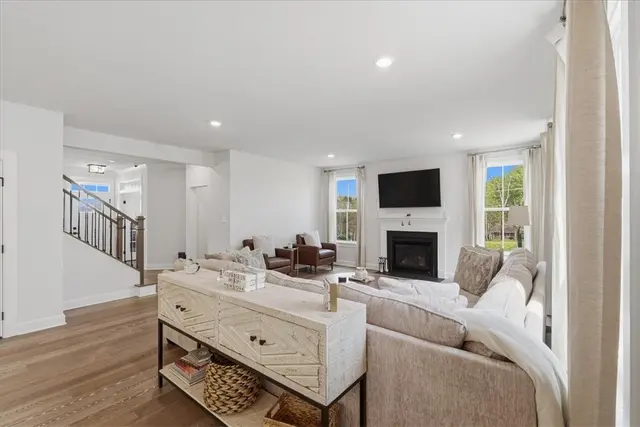 300 Crest Ln gallery image 29