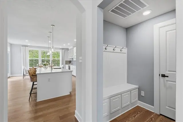 300 Crest Ln gallery image 34