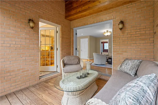 3001 Swansea Crescent W gallery image 4