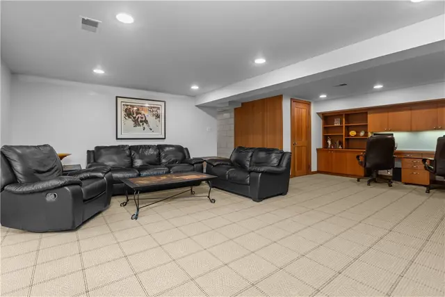 3001 Swansea Crescent W gallery image 5
