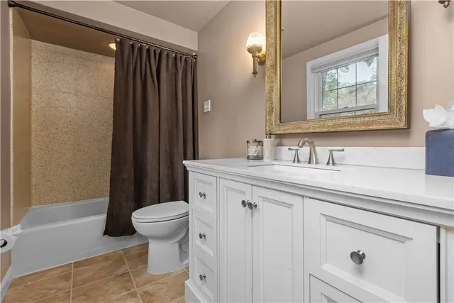 3001 Swansea Crescent W gallery image 7