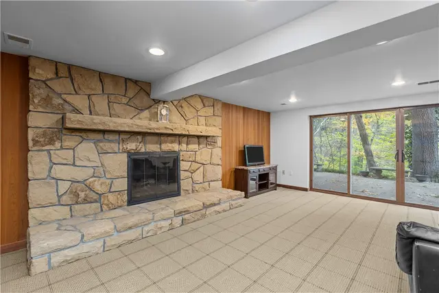 3001 Swansea Crescent W gallery image 8
