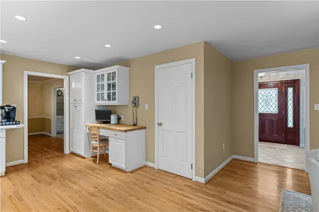 3001 Swansea Crescent W gallery image 10