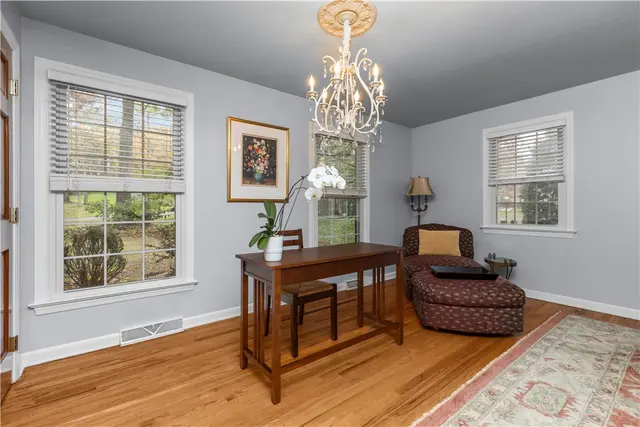 3001 Swansea Crescent W gallery image 11