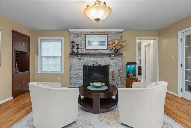 3001 Swansea Crescent W gallery image 12