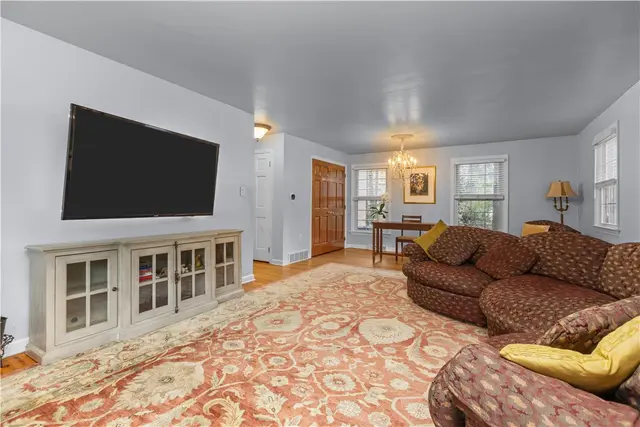 3001 Swansea Crescent W gallery image 13