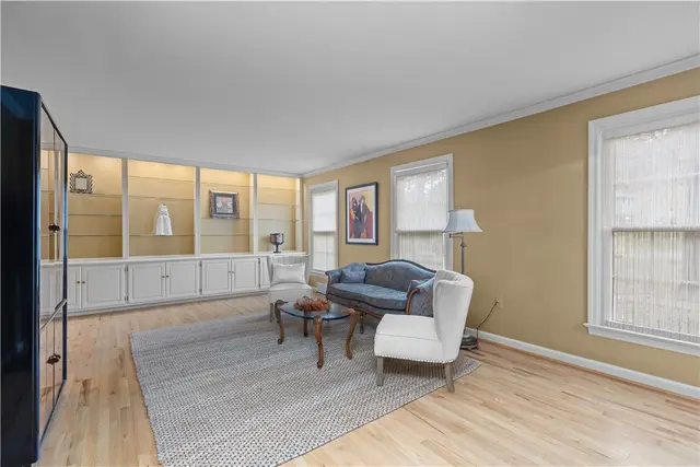 3001 Swansea Crescent W gallery image 14