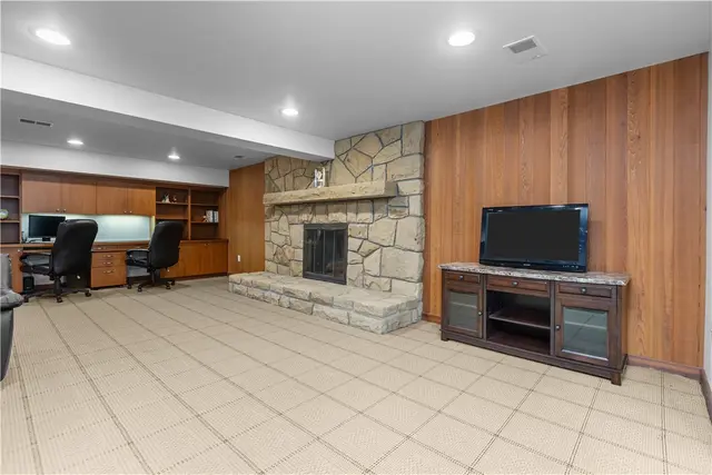 3001 Swansea Crescent W gallery image 15