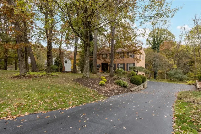 3001 Swansea Crescent W gallery image 16