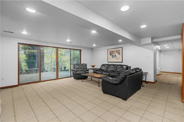 3001 Swansea Crescent W gallery image 19