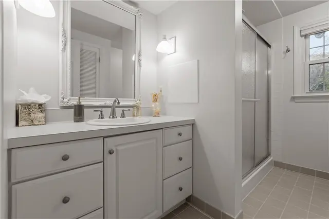 3001 Swansea Crescent W gallery image 21