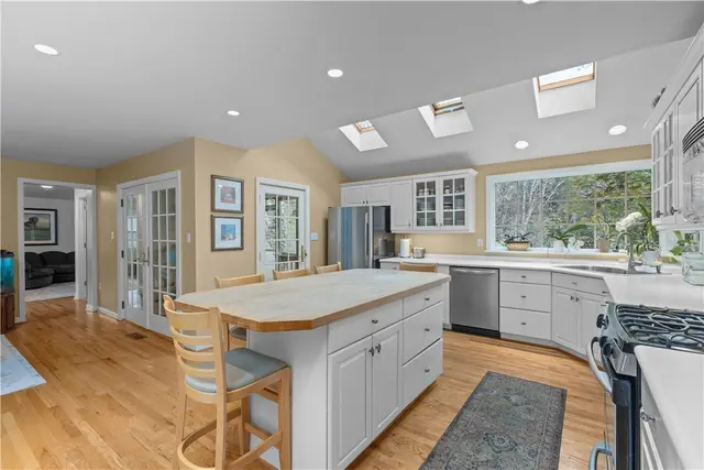 3001 Swansea Crescent W gallery image 24