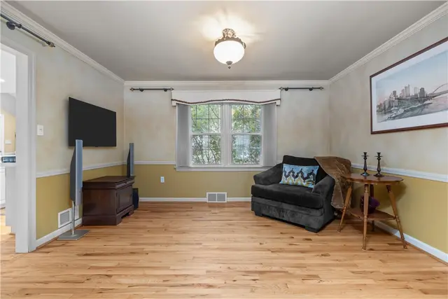 3001 Swansea Crescent W gallery image 27