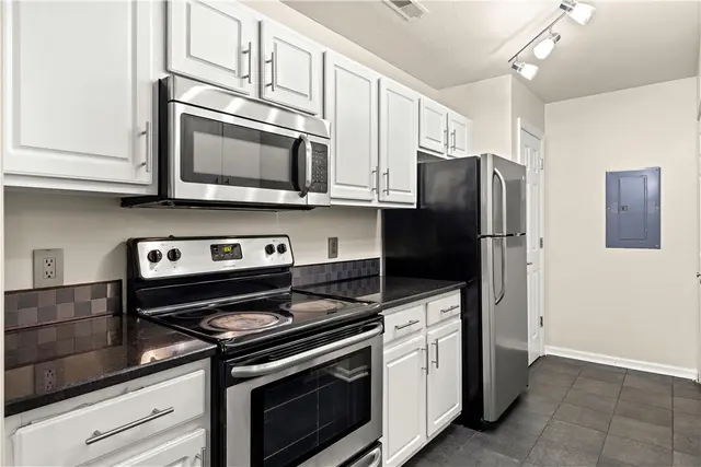 3011 Lenox Oval gallery image 9