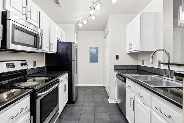3011 Lenox Oval gallery image 13