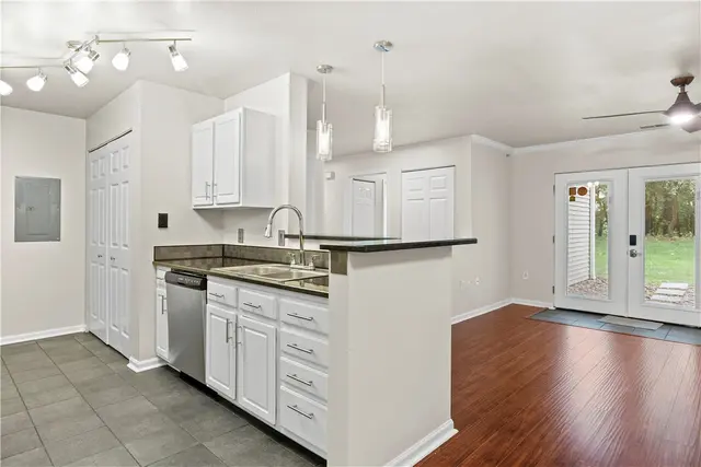 3011 Lenox Oval gallery image 30