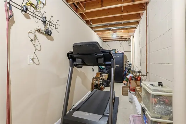 303 Northglen Ct gallery image 16