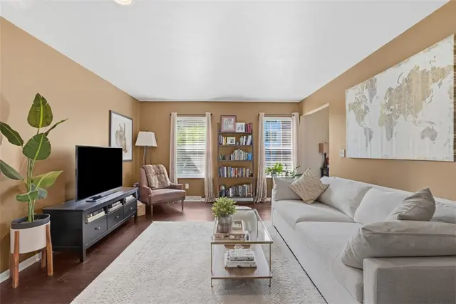303 Northglen Ct gallery image 17