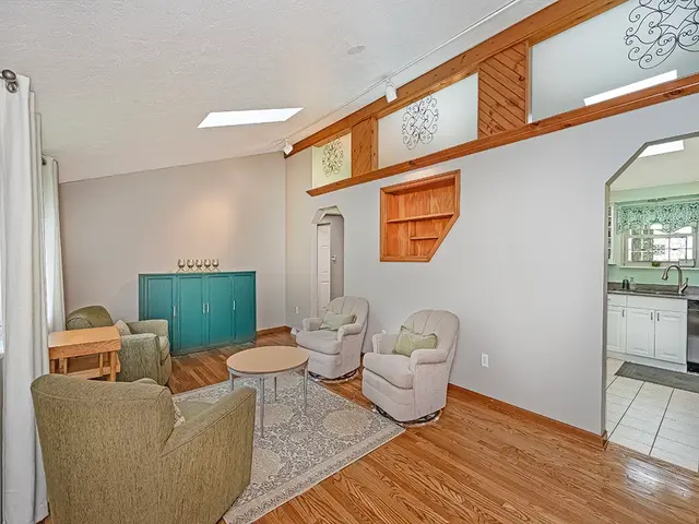 305 Ivy Dr gallery image 8
