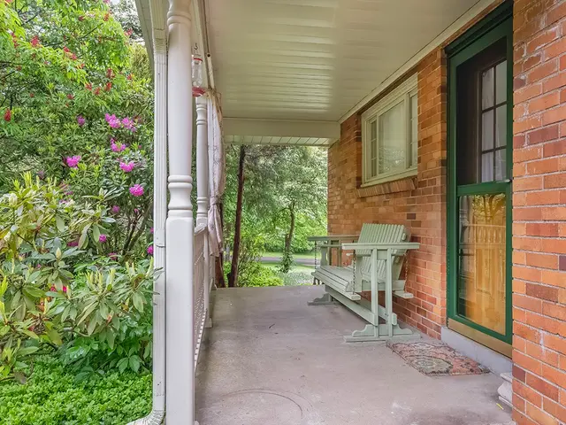 305 Ivy Dr gallery image 11