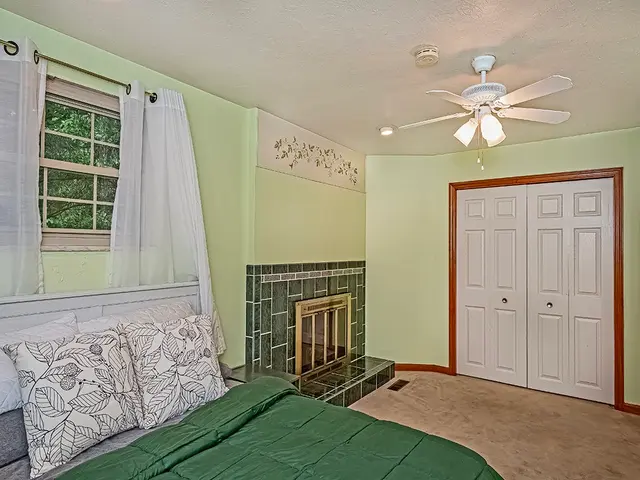 305 Ivy Dr gallery image 13