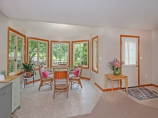 305 Ivy Dr gallery image 16