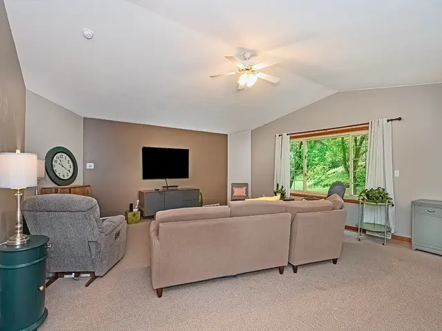 305 Ivy Dr gallery image 20