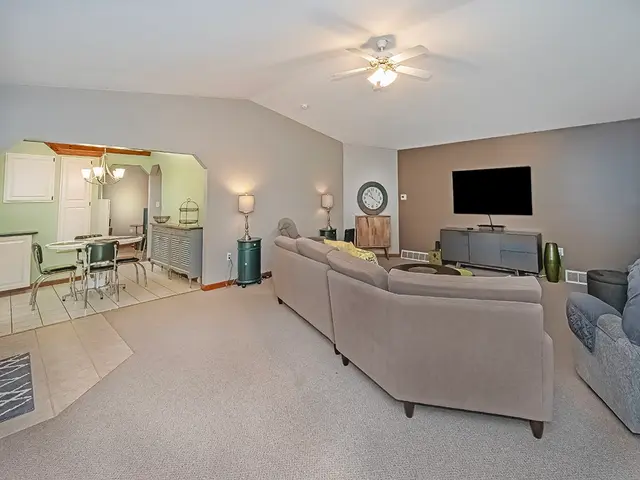 305 Ivy Dr gallery image 28