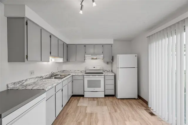 305 Laporte Ct gallery image 29