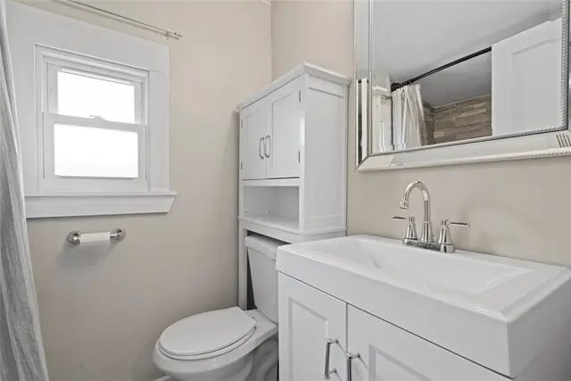 306 Bayberry Dr gallery image 3