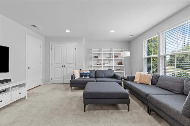 306 Cross Creek Dr gallery image 20