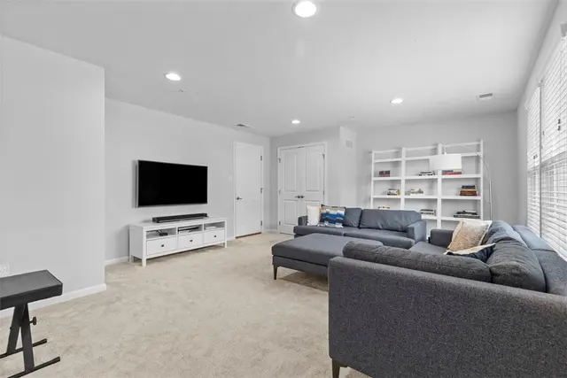 306 Cross Creek Dr gallery image 30