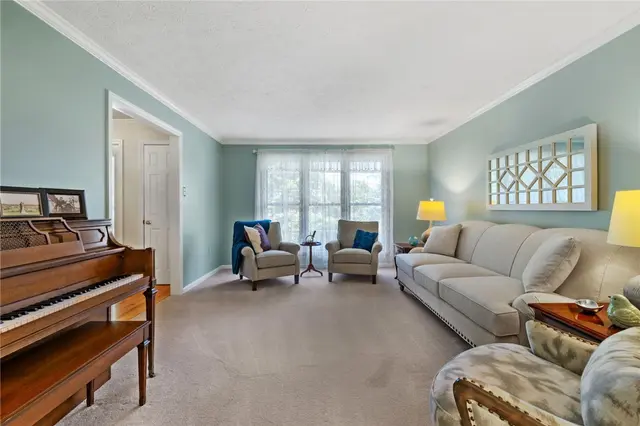 306 Hillcrest Drive gallery image 3