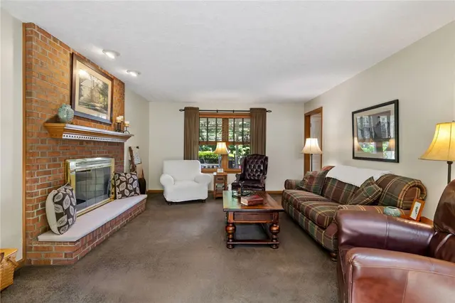 306 Hillcrest Drive gallery image 18