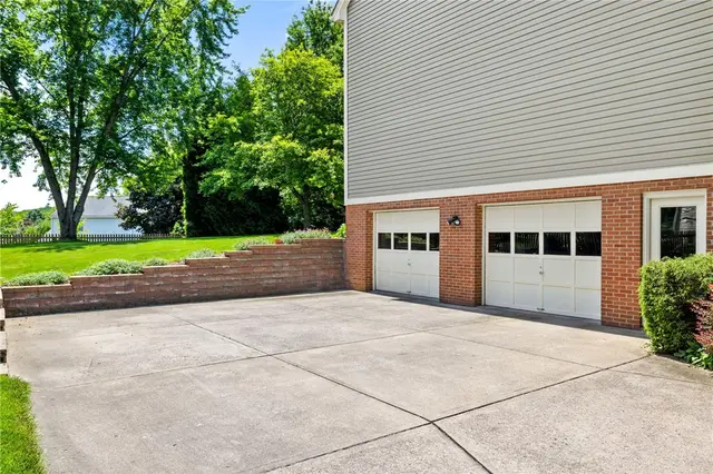 306 Hillcrest Drive gallery image 38