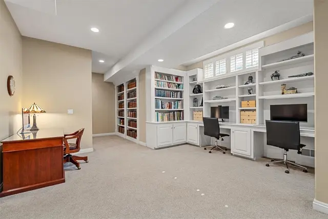 307 Georgetowne Ct gallery image 3