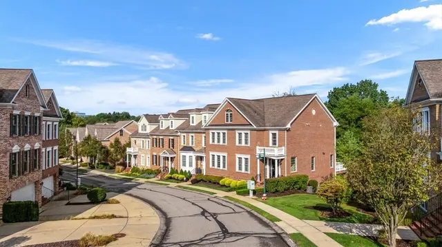 307 Georgetowne Ct gallery image 9