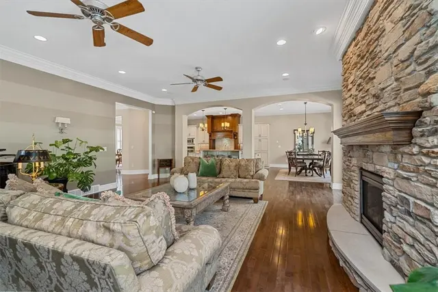 307 Georgetowne Ct gallery image 10