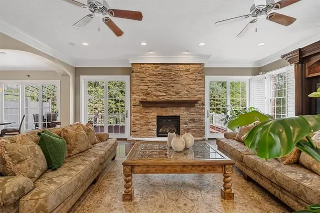 307 Georgetowne Ct gallery image 12