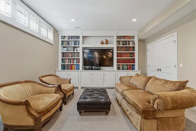 307 Georgetowne Ct gallery image 17