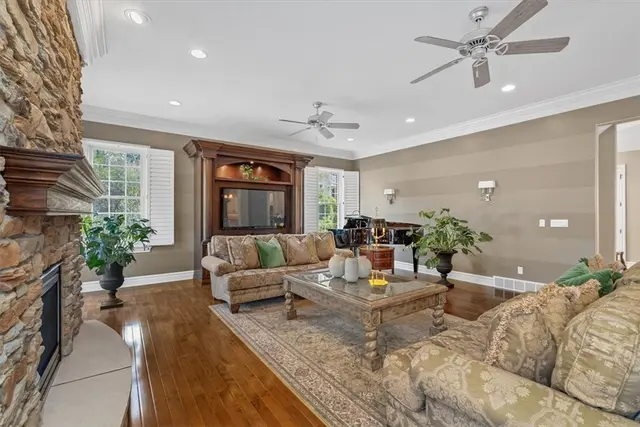 307 Georgetowne Ct gallery image 30