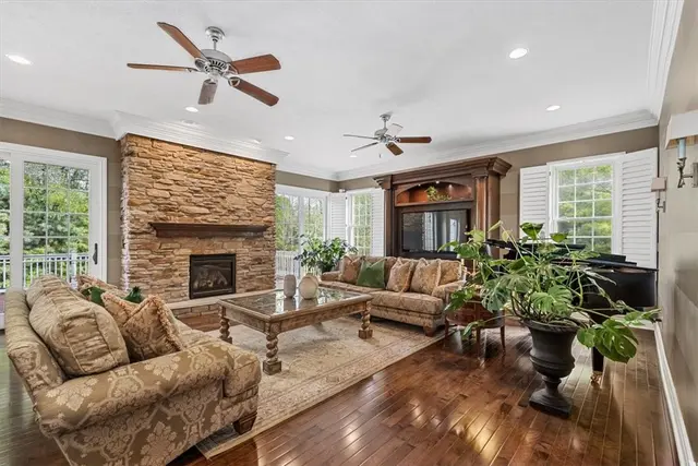 307 Georgetowne Ct gallery image 34