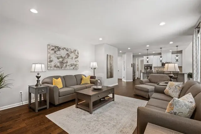 307 Longmore Drive gallery image 3