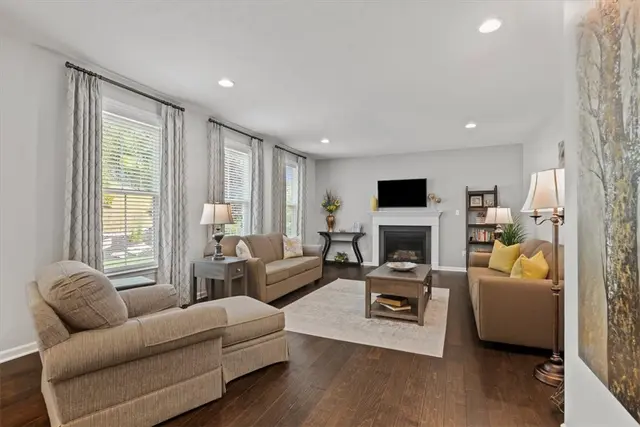 307 Longmore Drive gallery image 5