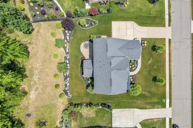307 Longmore Drive gallery image 29