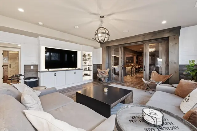 308 Groomes Court gallery image 39