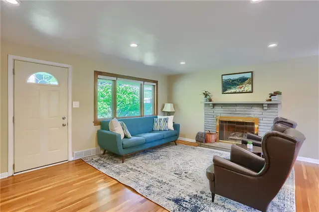 308 Holiday Drive gallery image 9