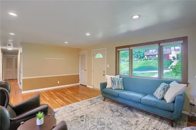 308 Holiday Drive gallery image 13