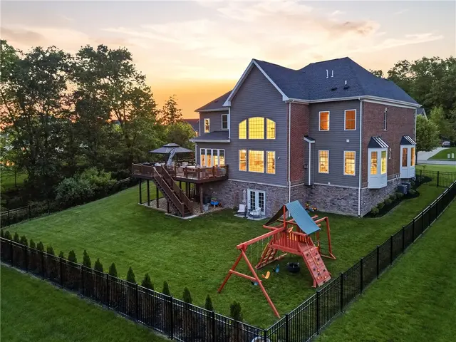 308 Longmore Drive gallery image 19