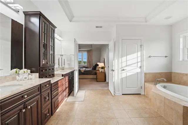 308 Longmore Drive gallery image 20